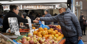 Man rekent af bij fruitkraam op de markt